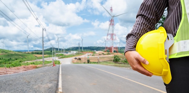 Trabalhador de engenharia no canteiro de obras de usina de energia eólica