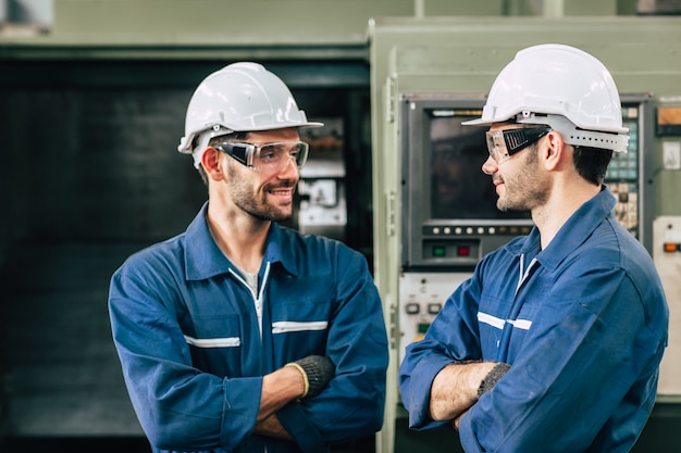 Trabalhador de engenheiro em pé frente a frente. trabalhador gay olhando juntos.