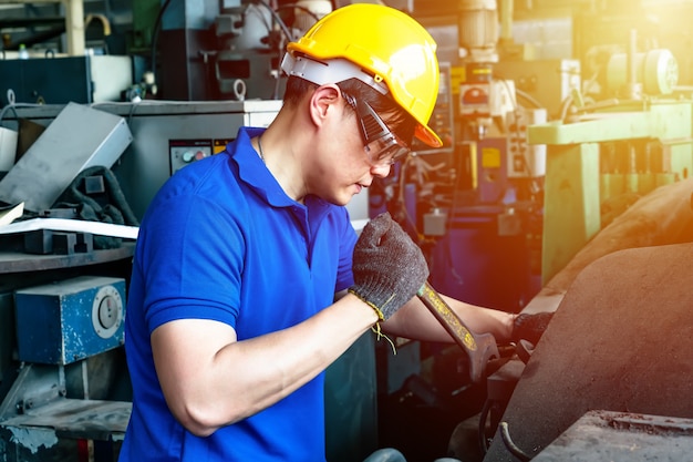 Foto trabalhador de engenheiro na indústria.