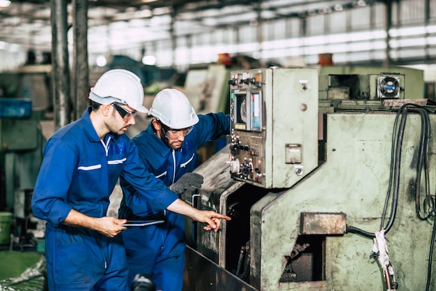 Trabalhador de equipe de engenheiro de serviço de manutenção de máquina de fábrica trabalhando juntos inspetor de trabalho em equipe na fábrica.