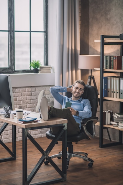 Trabalhador de escritório descansando após o trabalho