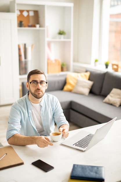 Trabalhador de escritório em casa