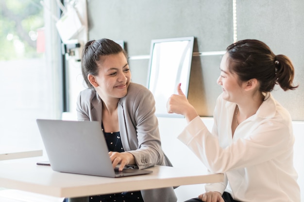 Trabalhador de escritório feliz empresária linda duas discutindo no escritório