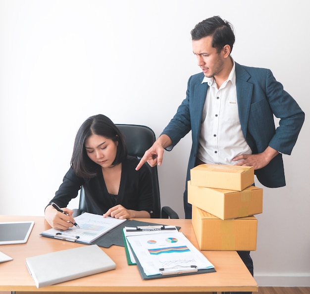 Trabalhador de escritório feminino está trabalhando sob pressão do supervisor