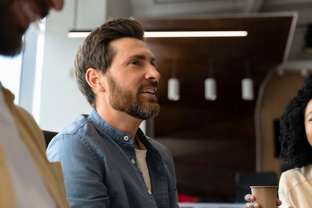 Trabalhador de escritório hispânico na sala de reuniões coworking com parceiros de negócios Teamwork Business