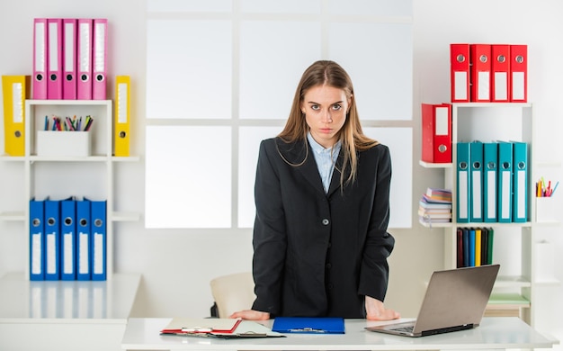 Trabalhador de escritório inteligente Mulher de negócios confiante Senhora chefe Mulher estilo formal no escritório Trabalhadora confiante Mulher trabalhando no laptop Fazendo carreira Menina secretária Gerente no trabalho Chefe no escritório