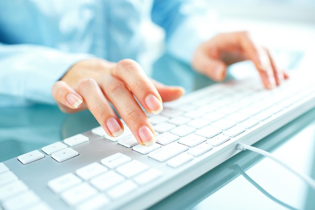 Trabalhador de escritório mulher digitando no teclado