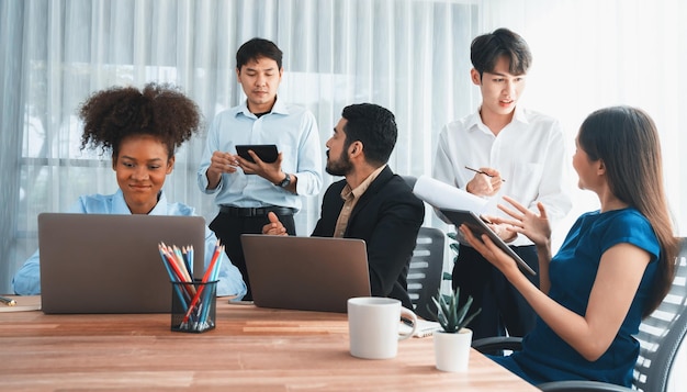 Trabalhador de escritório multicultural moderno no local de trabalho corporativo Concord
