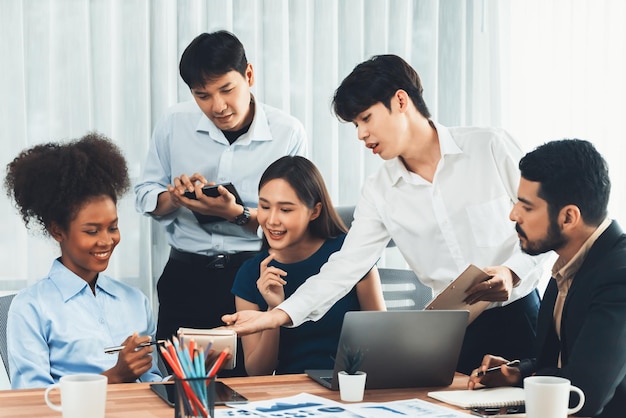 Trabalhador de escritório multicultural moderno no local de trabalho corporativo Concord