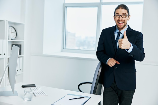 Trabalhador de escritório perto do estilo de vida do processo de trabalho na área de trabalho