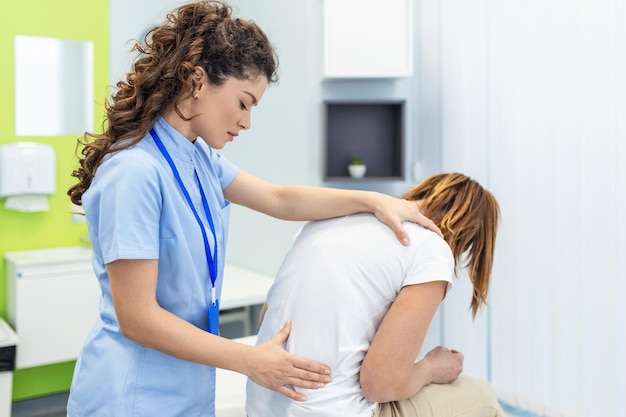 Foto trabalhador de fisioterapia de reabilitação moderna com cliente na clínica conceito de alívio da dor fisioterapia reabilitação de lesões