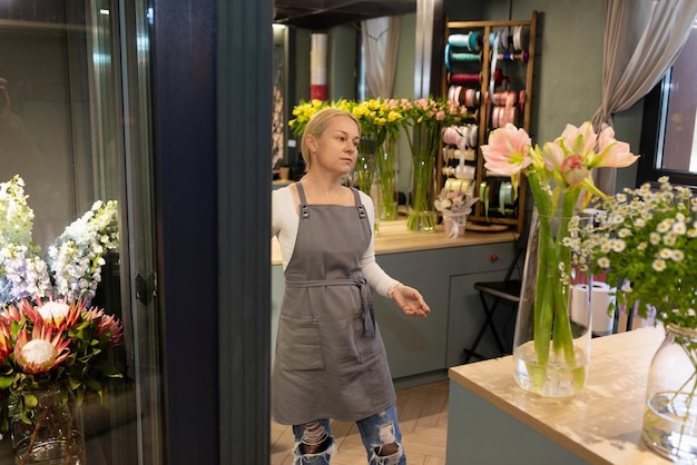 Trabalhador de loja de flores escolhe flores para um buquê