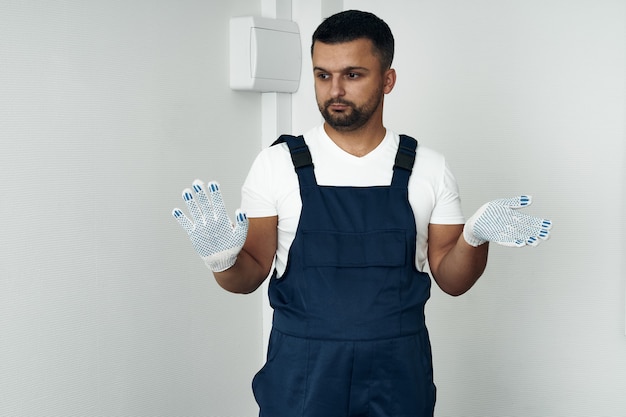 Trabalhador de macacão e calçado branco