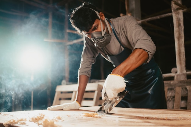 Foto trabalhador de madeira confiante, carpinteiro especialista a trabalhar na fábrica