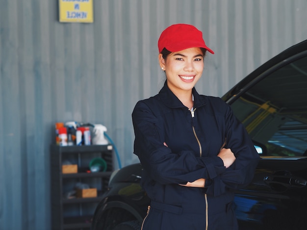 Trabalhador de mulher asiática lavar carro na garagem