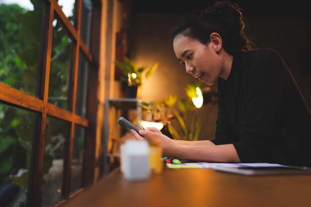 Trabalhador de negócios trabalhando em um café usando um laptop em tecnologia de comunicação online