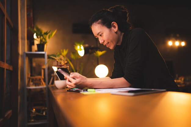 Trabalhador de negócios trabalhando em um café usando um laptop em tecnologia de comunicação online