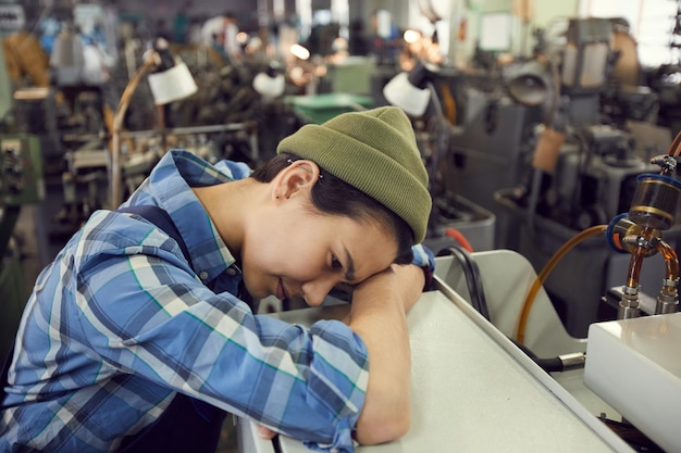 Trabalhador de produção cansado do trabalho