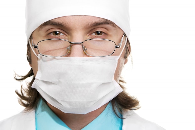 Trabalhador de saúde jovem em máscara