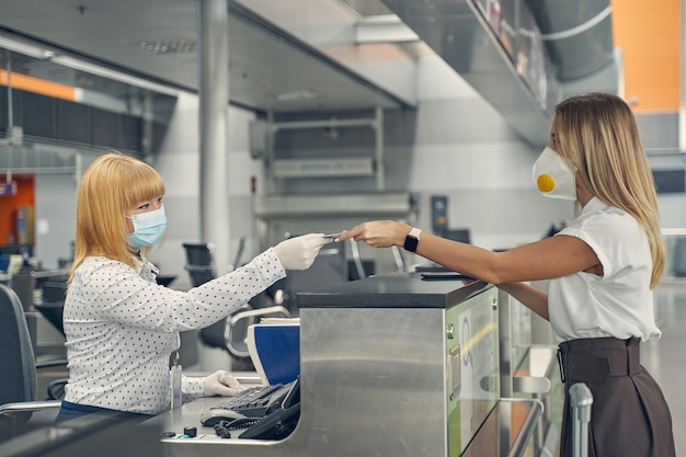 Trabalhador de segurança satisfeito sentado em seu local de trabalho e consultando seu passageiro antes de embarcar