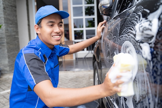Trabalhador de serviço de limpeza de carro masculino lavar carro preto