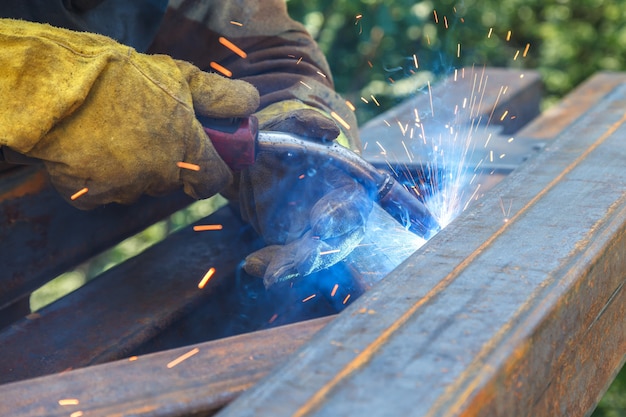 Trabalhador de solda em uma fábrica. solda em uma planta industrial.