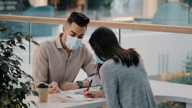 Trabalhador do banco em máscara médica empresário vendedor de seguros corretor de imóveis gerente conversando com mulher