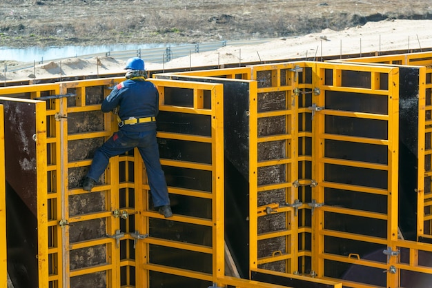 Trabalhador do canteiro de obras na cofragem