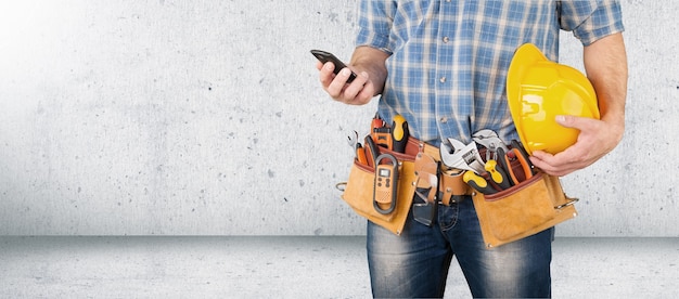 Foto trabalhador e construtor profissional com ferramentas