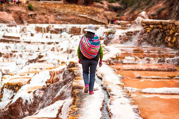 Trabalhador em salinas de maras perto da extração de sal de Cusco, no Peru