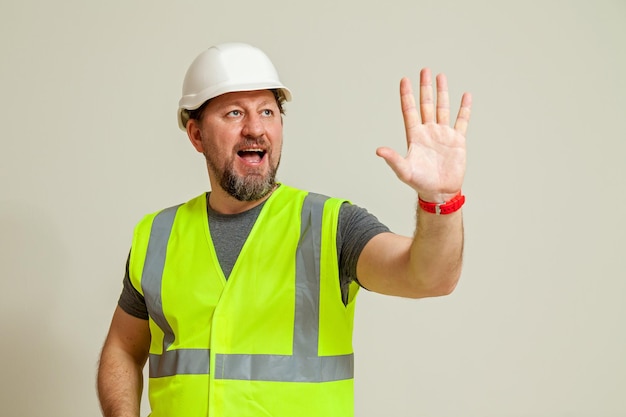 Trabalhador em um colete e capacete branco