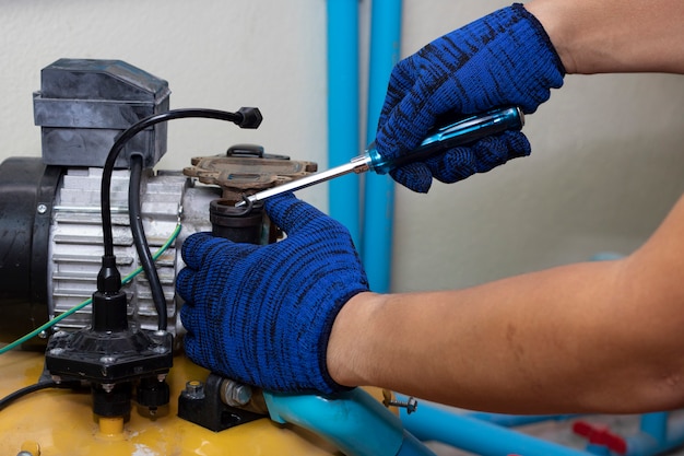 Trabalhador engenheiro manutenção reparo gasget valor da bomba de água