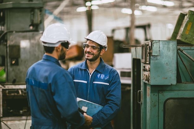 Foto trabalhador engenheiro masculino indiano hispânico masculino trabalho em equipe feliz trabalhando juntos na indústria de metais pesados torno de aço fábrica cnc