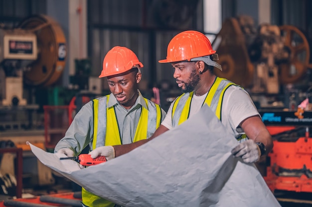 Trabalhador está trabalhando em engenharia de fábrica, habilidades de trabalhador, treinamento de manutenção de qualidade, fábrica, armazém, oficina para operadores de fábrica, produção de equipe de engenharia mecânica