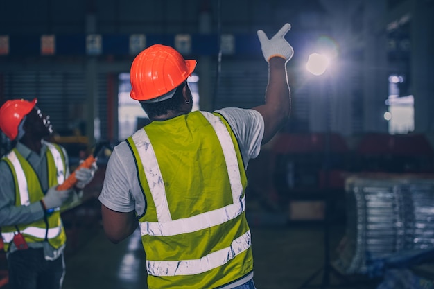 Trabalhador está trabalhando em engenharia de fábrica, habilidades de trabalhador, treinamento de manutenção de qualidade, fábrica, armazém, oficina para operadores de fábrica, produção de equipe de engenharia mecânica