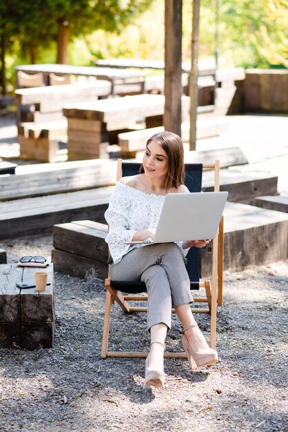 Trabalhador freelancer ocupado trabalhando em um dispositivo de notebook de tecnologia moderna