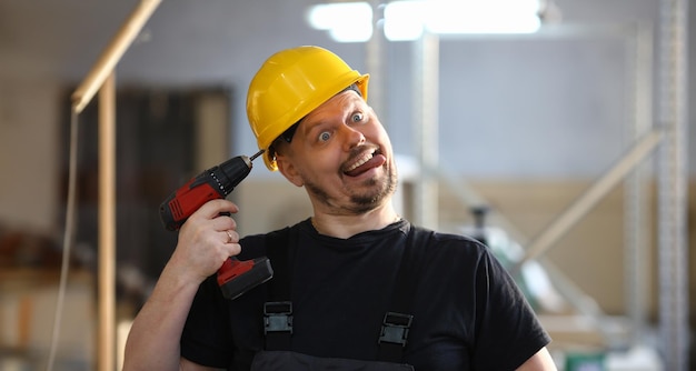 Trabalhador idiota usando perfuração elétrica retrato