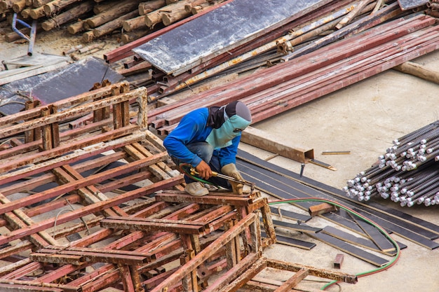 Trabalhador industrial da soldadura para a construção do trabalho de aço na construção da área com processo de soldadura.