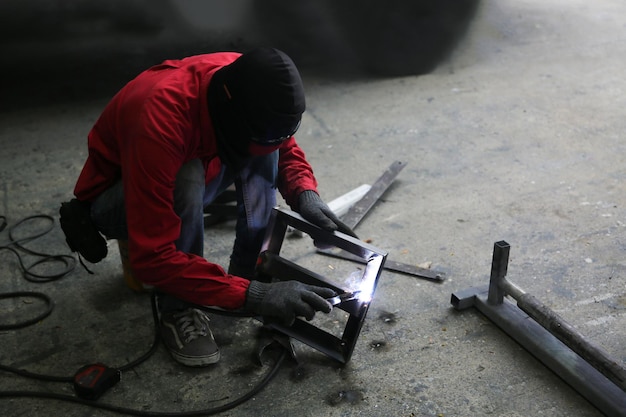 Trabalhador industrial na fábrica de soldagem fechada