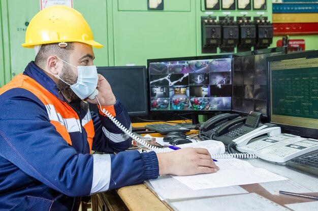 Trabalhador industrial na fábrica secreta Trabalhador no trabalho Trabalhador no espaço de trabalho