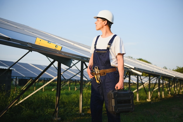 Trabalhador instalando painéis solares ao ar livre