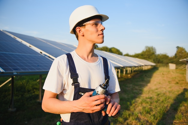 Trabalhador instalando painéis solares ao ar livre