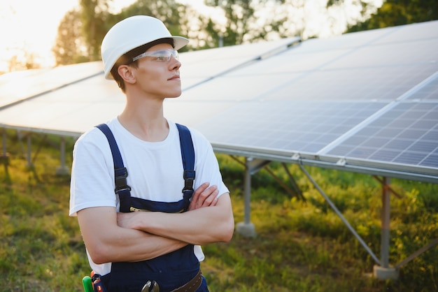 Trabalhador instalando painéis solares ao ar livre