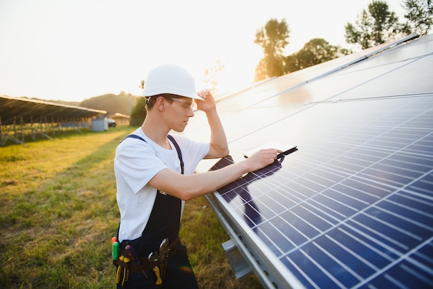 Trabalhador instalando painéis solares ao ar livre