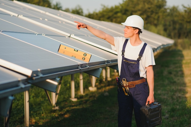 Trabalhador instalando painéis solares ao ar livre