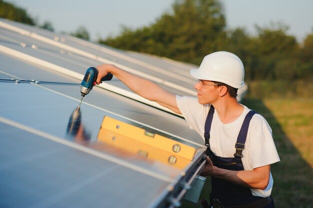 Trabalhador instalando painéis solares ao ar livre