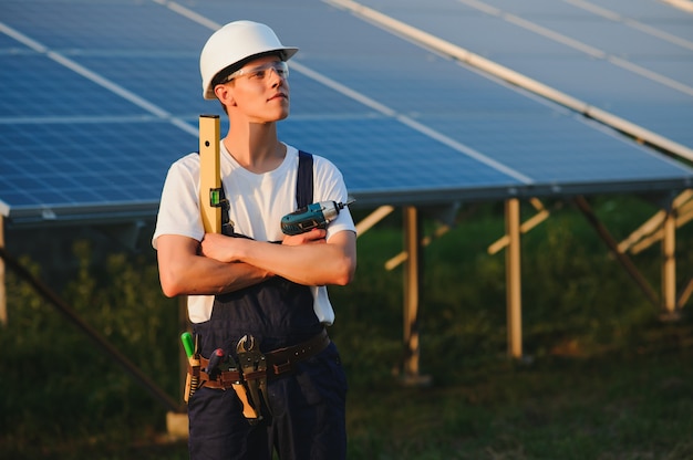 Trabalhador instalando painéis solares ao ar livre