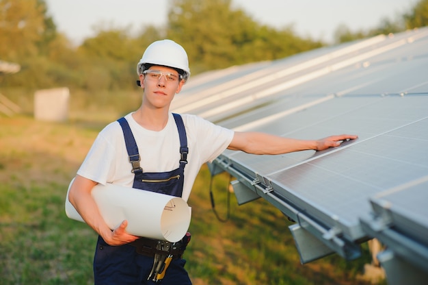 Trabalhador instalando painéis solares ao ar livre