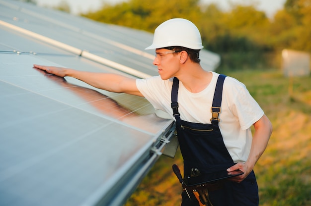 Trabalhador instalando painéis solares ao ar livre