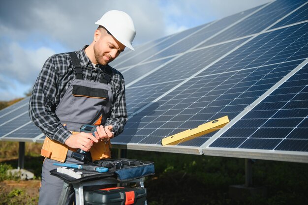 Trabalhador instalando painéis solares ao ar livre
